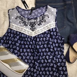 ❤️ NWT Curvy Sleeveless top with lace accent